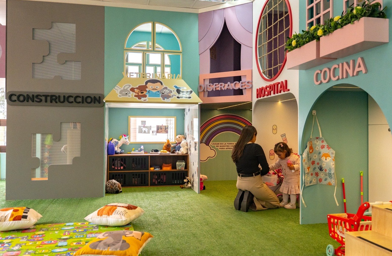 Niña jugando en los espacios interactivos de LUDIKIDS, ludoteca educativa y centro de estimulación infantil en Cuenca con áreas de juego simbólico, disfraces, cocina y aprendizaje seguro para niños.