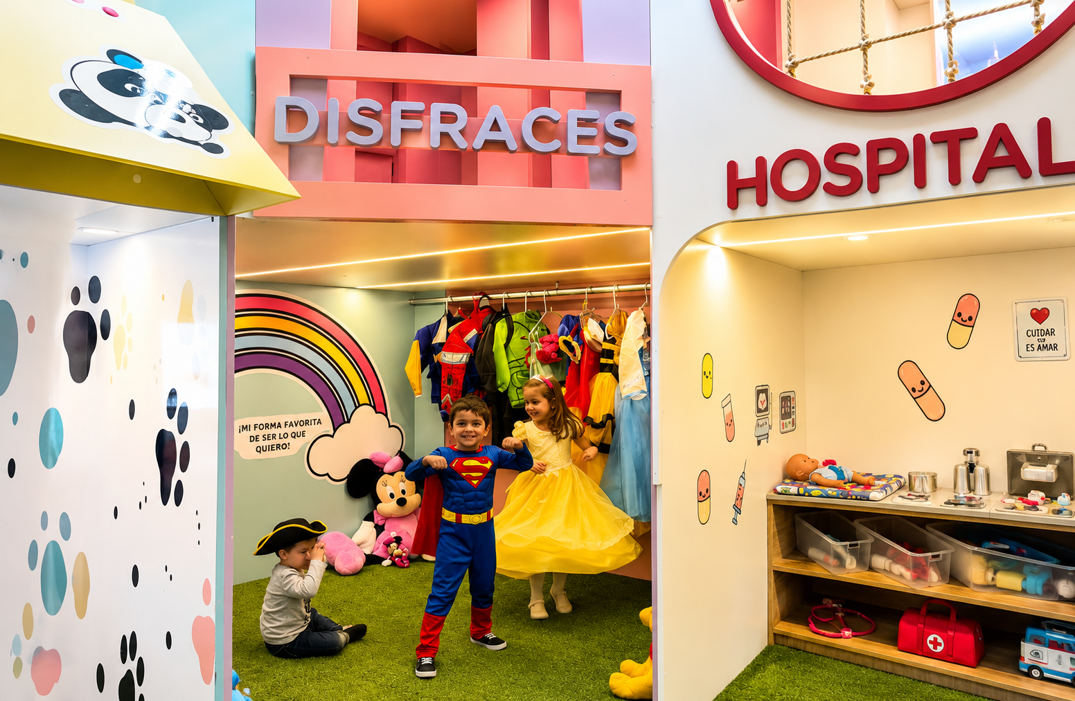 Niños jugando con disfraces en un espacio infantil temático con áreas de juegos interactivos.