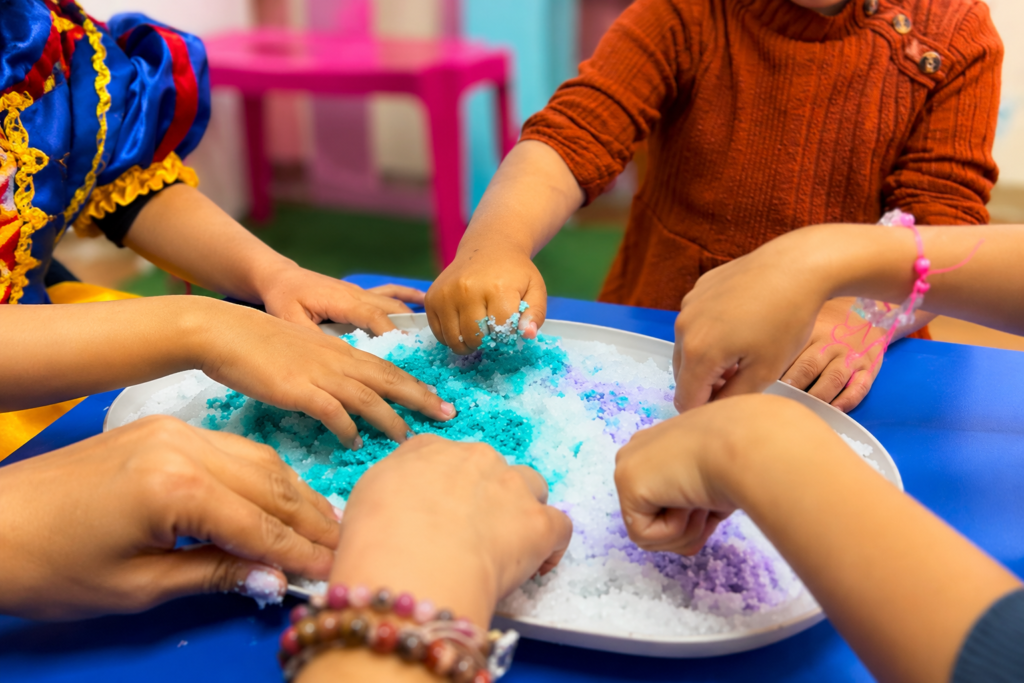 Niños explorando texturas y slime en el Laboratorio de Pequeños Artistas de Ludikids, Cuenca