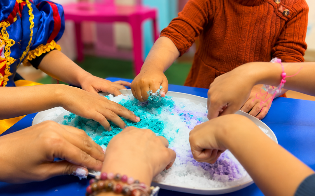 Actividades sensoriales para niños en Cuenca: mucho más que jugar con slime y texturas